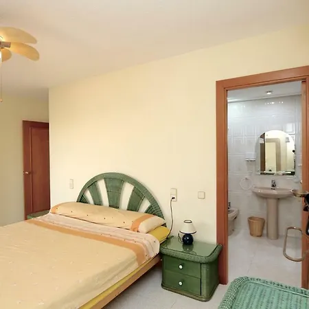 In With 3 Bedrooms And 2 Bathrooms. Apartment Calpe
