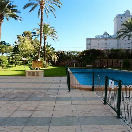 In With 3 Bedrooms And 2 Bathrooms. Apartamento