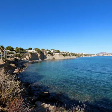In With 3 Bedrooms And 2 Bathrooms. Apartamento *