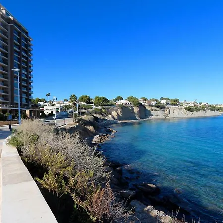 In With 3 Bedrooms And 2 Bathrooms. Apartamento *