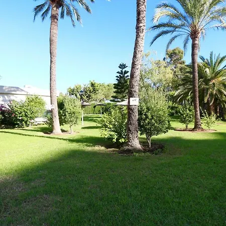 In With 3 Bedrooms And 2 Bathrooms. Apartamento *