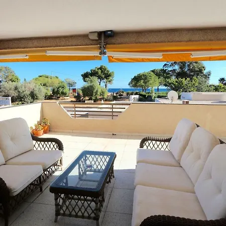 In With 3 Bedrooms And 2 Bathrooms. Apartamento